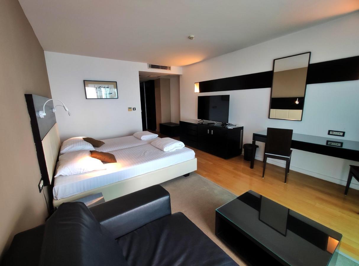 Hotel San Antonio Подстрана Екстериор снимка