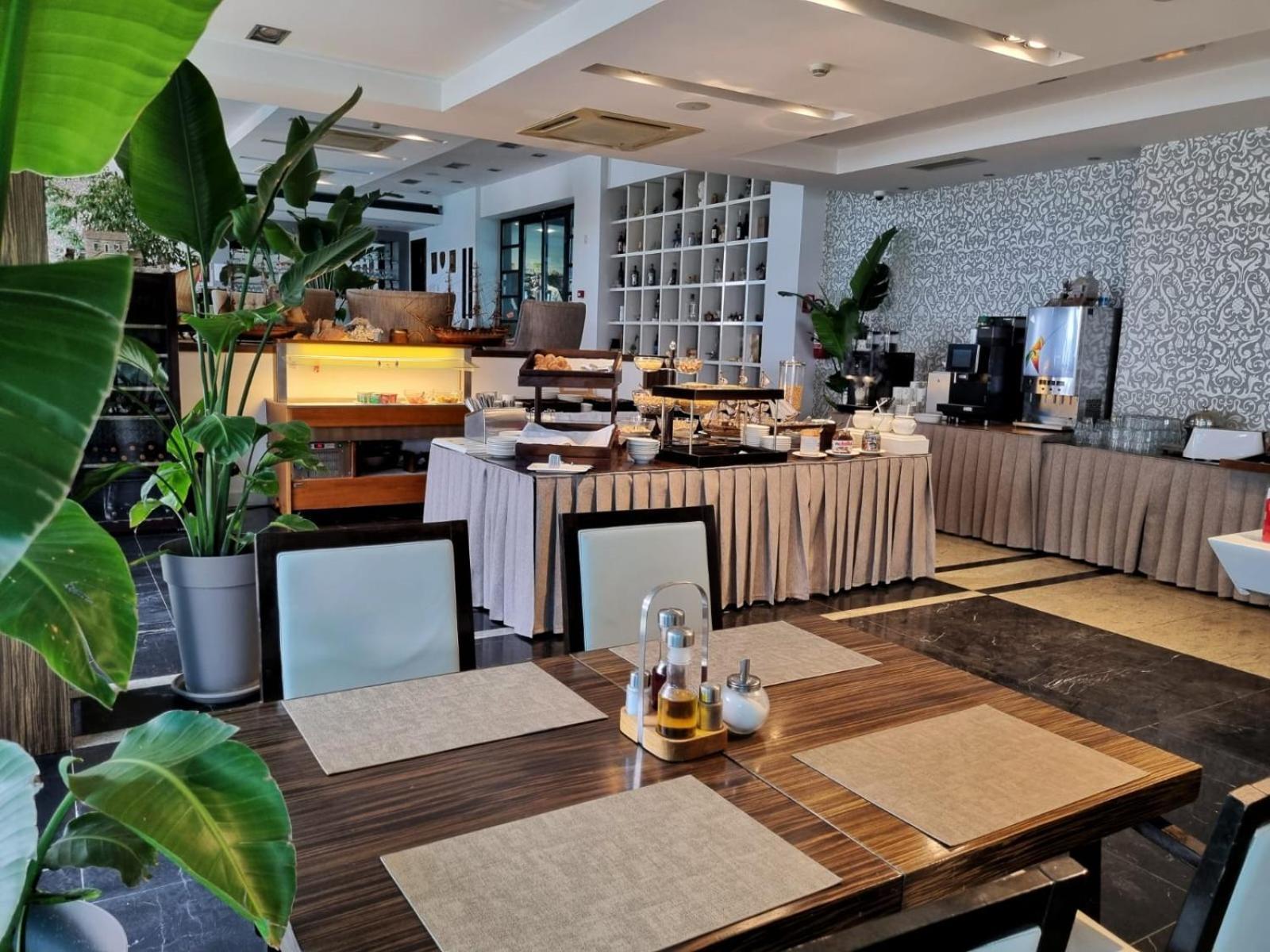 Hotel San Antonio Подстрана Екстериор снимка