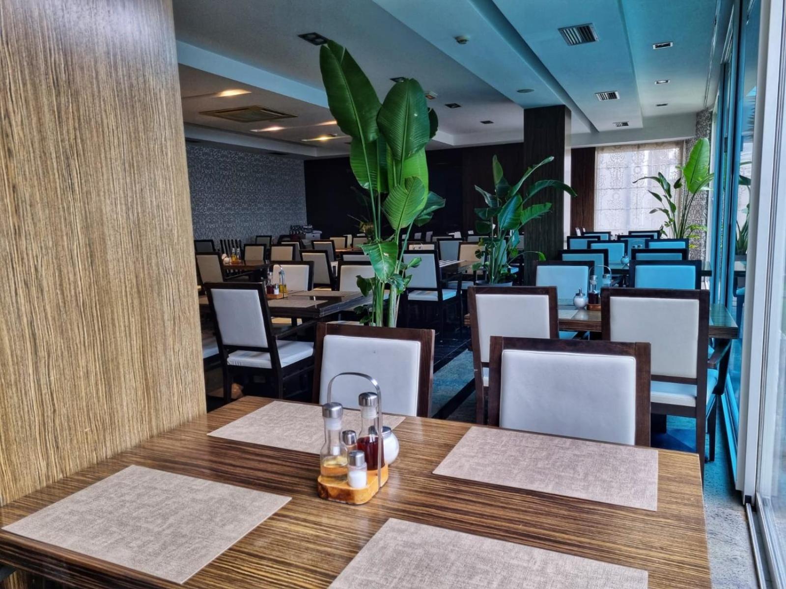 Hotel San Antonio Подстрана Екстериор снимка